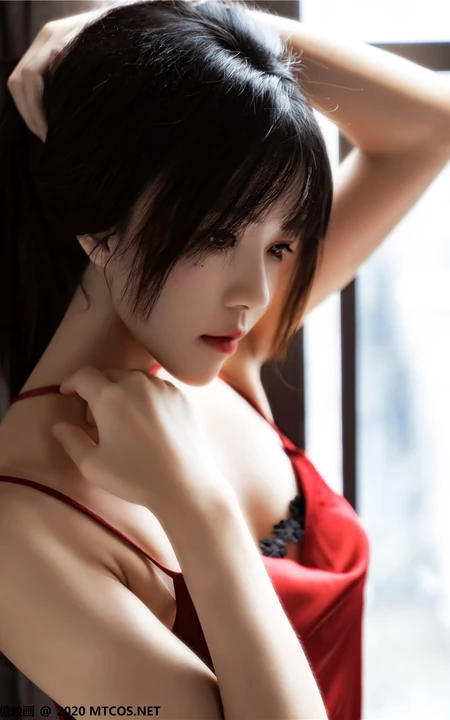 【喵糖映画】气质少女桜桃喵红色肩带真丝睡裙柔美吸睛室内写真图集