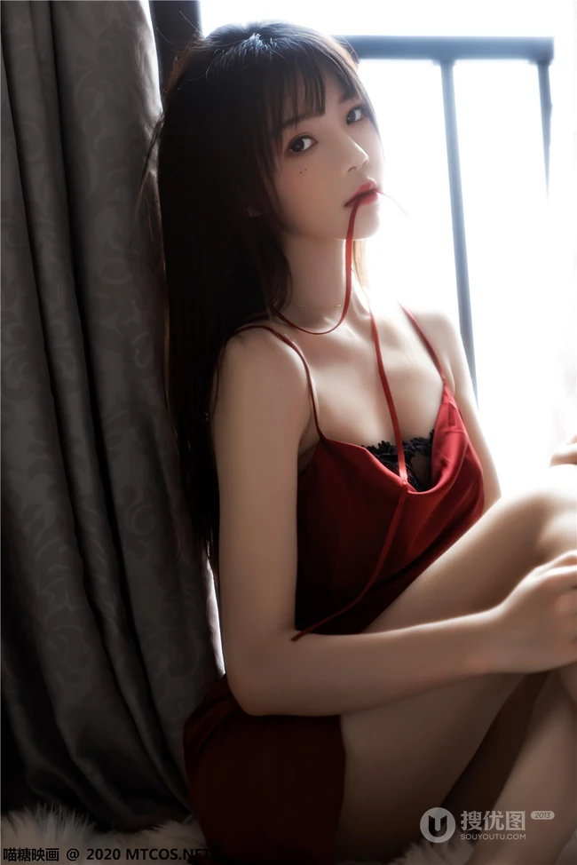 【喵糖映画】气质少女桜桃喵红色肩带真丝睡裙柔美吸睛室内写真图集