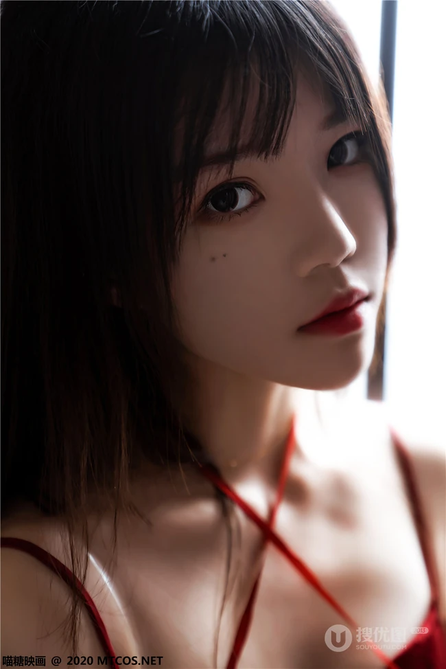【喵糖映画】气质少女桜桃喵红色肩带真丝睡裙柔美吸睛室内写真图集