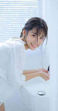 一如往常的早晨，大眼睛女孩晨起洗漱的平常生活艺术摄影写真照