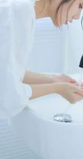 一如往常的早晨，大眼睛女孩晨起洗漱的平常生活艺术摄影写真照