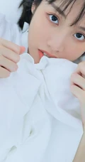 一如往常的早晨，大眼睛女孩晨起洗漱的平常生活艺术摄影写真照