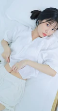 一如往常的早晨，大眼睛女孩晨起洗漱的平常生活艺术摄影写真照
