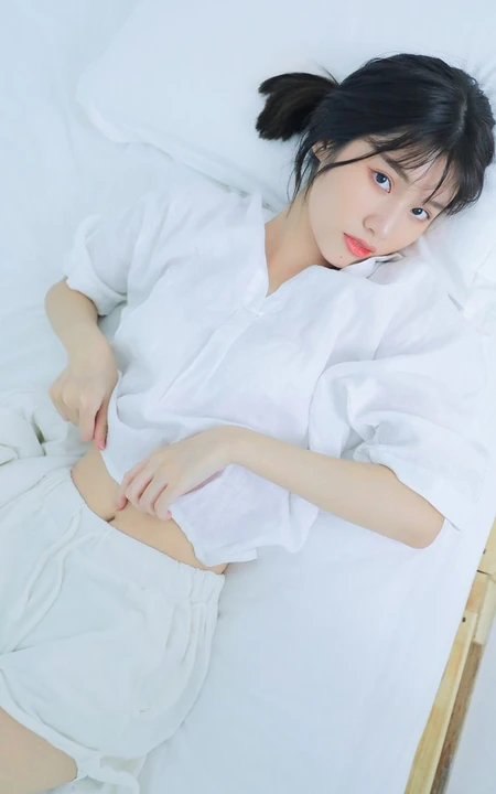 一如往常的早晨，大眼睛女孩晨起洗漱的平常生活艺术摄影写真照