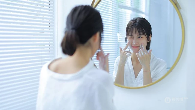 一如往常的早晨，大眼睛女孩晨起洗漱的平常生活艺术摄影写真照