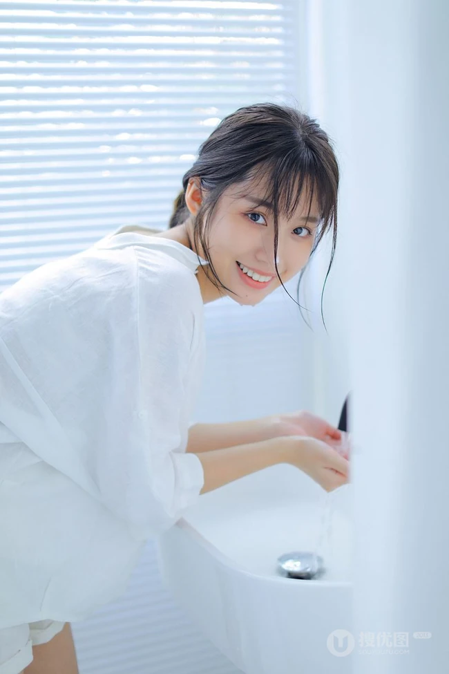 一如往常的早晨，大眼睛女孩晨起洗漱的平常生活艺术摄影写真照
