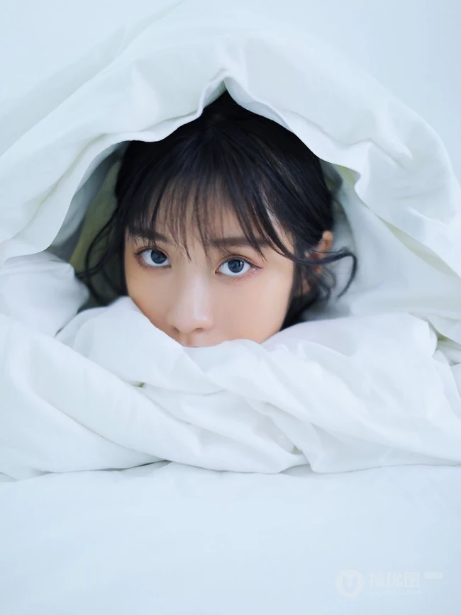 一如往常的早晨，大眼睛女孩晨起洗漱的平常生活艺术摄影写真照