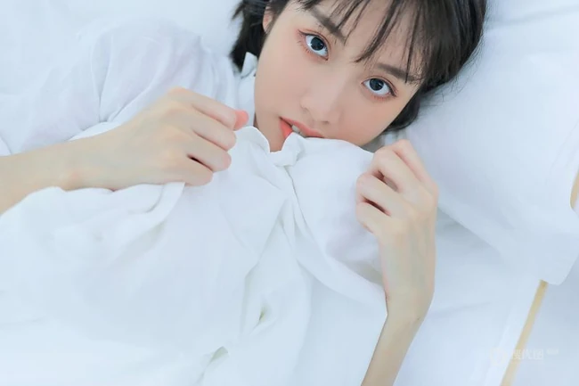 一如往常的早晨，大眼睛女孩晨起洗漱的平常生活艺术摄影写真照