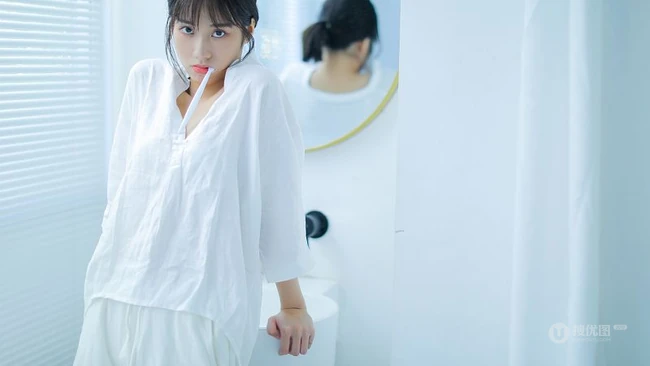 一如往常的早晨，大眼睛女孩晨起洗漱的平常生活艺术摄影写真照