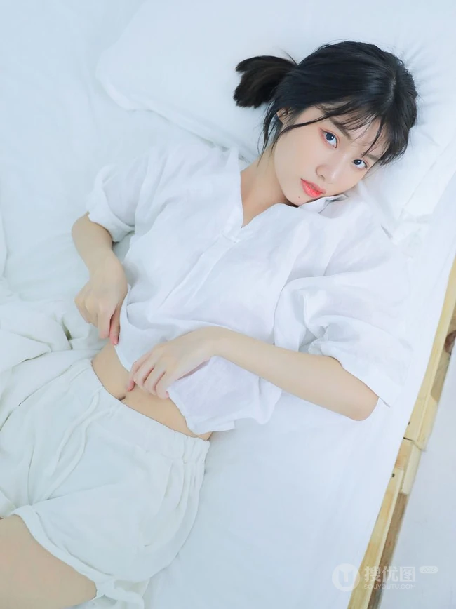 一如往常的早晨，大眼睛女孩晨起洗漱的平常生活艺术摄影写真照