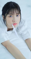 一如往常的早晨，大眼睛女孩晨起洗漱的平常生活艺术摄影写真照