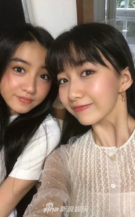 木村光希，木村心美姐妹二人最新生活照，俏皮搞怪，表情多变鬼马精灵
