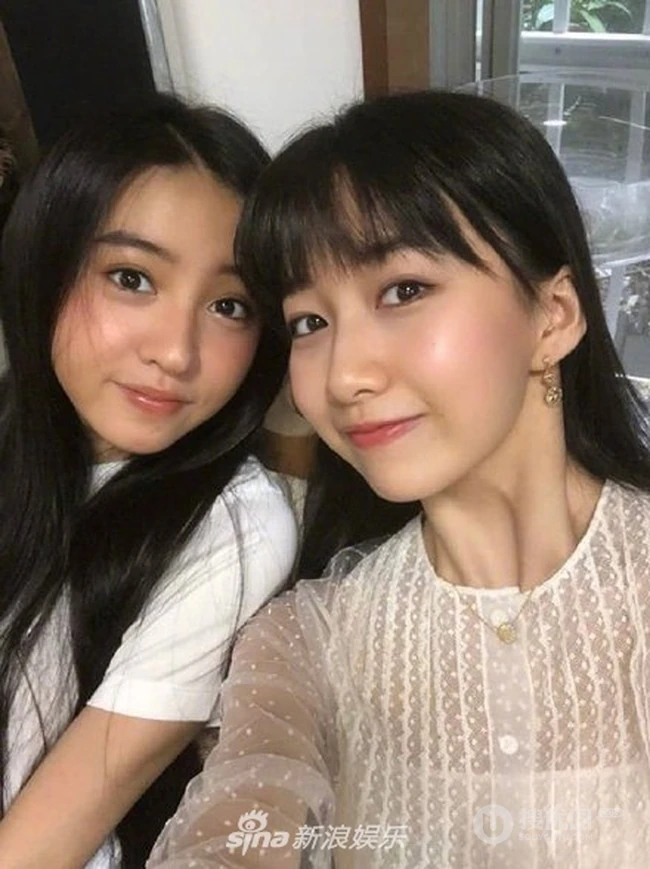 木村光希，木村心美姐妹二人最新生活照，俏皮搞怪，表情多变鬼马精灵