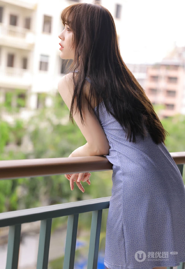 温柔可爱绝美漂亮少女小姐姐肩带小碎花V领长裙优雅楼道走廊写真