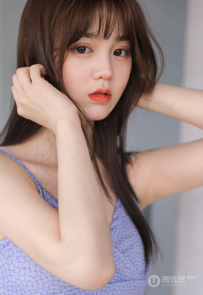 温柔可爱绝美漂亮少女小姐姐肩带小碎花V领长裙优雅楼道走廊写真