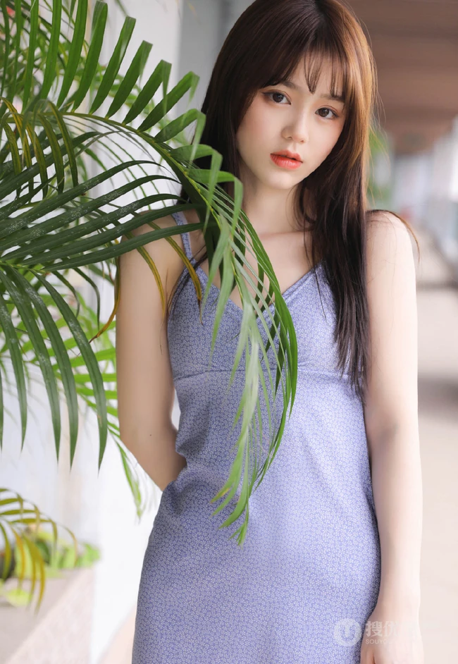 温柔可爱绝美漂亮少女小姐姐肩带小碎花V领长裙优雅楼道走廊写真