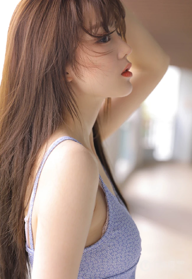 温柔可爱绝美漂亮少女小姐姐肩带小碎花V领长裙优雅楼道走廊写真