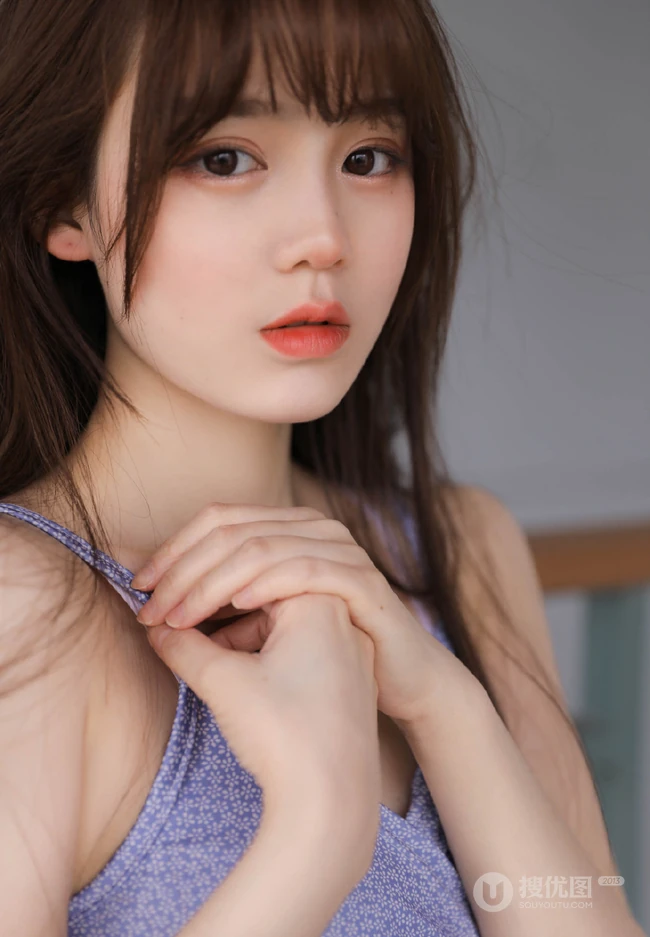 温柔可爱绝美漂亮少女小姐姐肩带小碎花V领长裙优雅楼道走廊写真