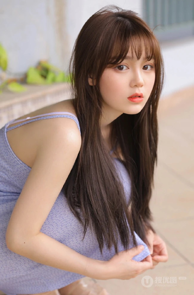 温柔可爱绝美漂亮少女小姐姐肩带小碎花V领长裙优雅楼道走廊写真