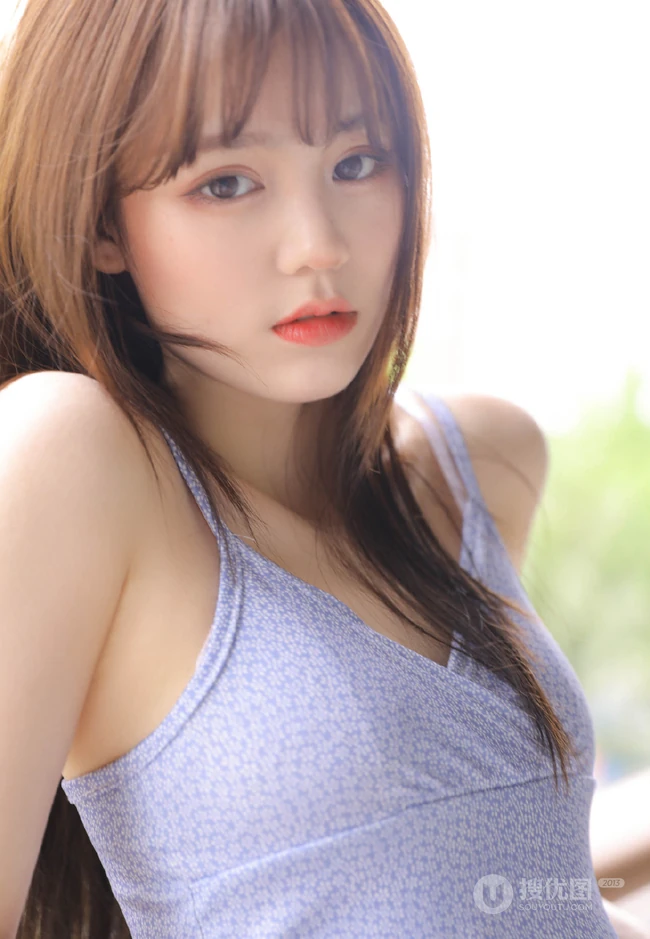 温柔可爱绝美漂亮少女小姐姐肩带小碎花V领长裙优雅楼道走廊写真