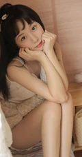 模样可爱身材娇小的少女碎花肩带衣短裤室内榻榻米俏皮写真