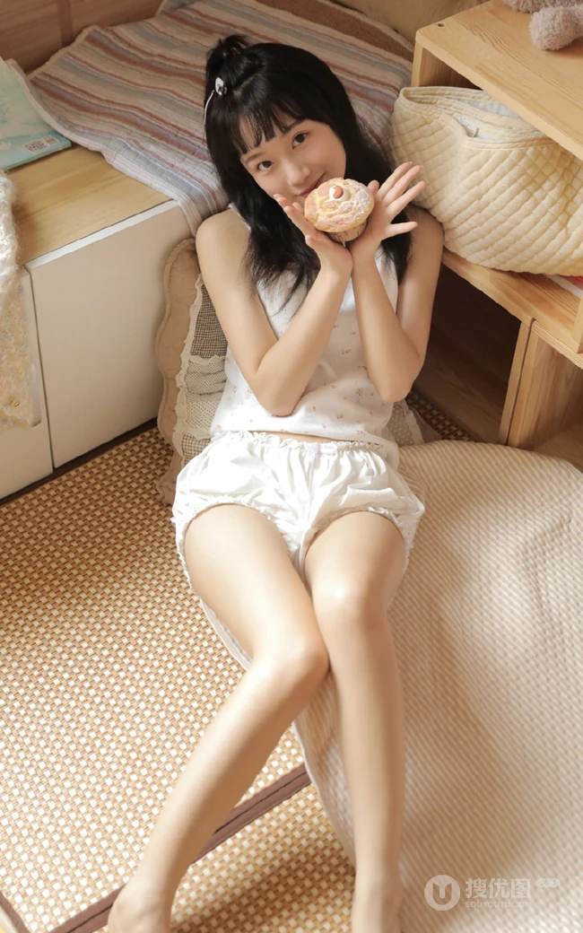模样可爱身材娇小的少女碎花肩带衣短裤室内榻榻米俏皮写真
