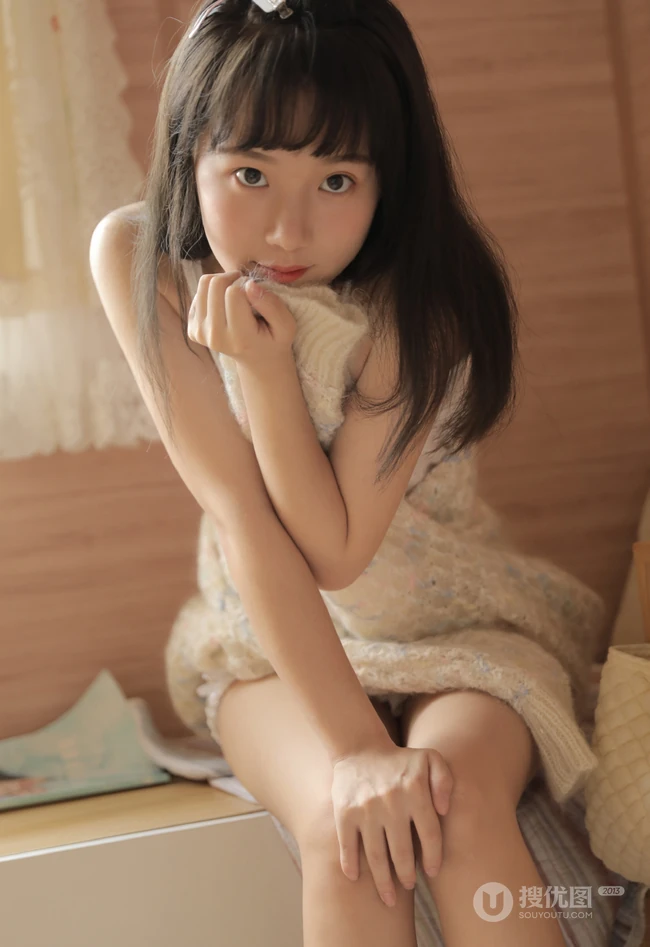 模样可爱身材娇小的少女碎花肩带衣短裤室内榻榻米俏皮写真