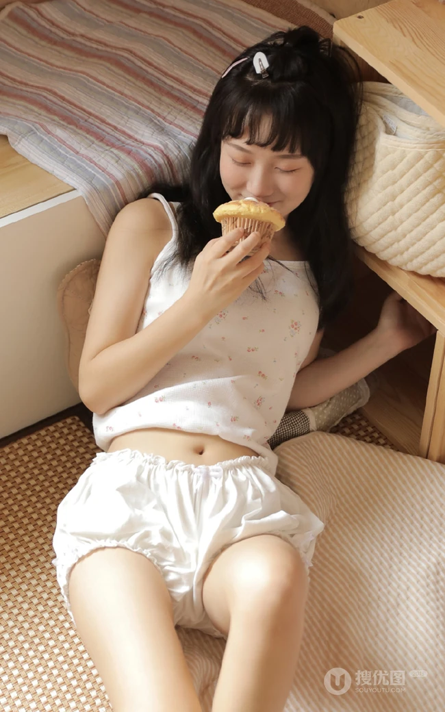 模样可爱身材娇小的少女碎花肩带衣短裤室内榻榻米俏皮写真