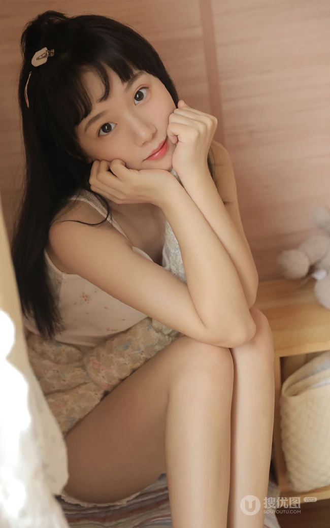 模样可爱身材娇小的少女碎花肩带衣短裤室内榻榻米俏皮写真