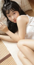 模样可爱身材娇小的少女碎花肩带衣短裤室内榻榻米俏皮写真