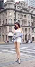 丰乳肥臀气质女生松果儿白色肩带包臀裙穿着城市街头柔美气质写真集