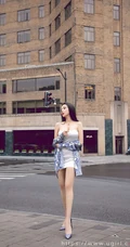 丰乳肥臀气质女生松果儿白色肩带包臀裙穿着城市街头柔美气质写真集