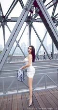 丰乳肥臀气质女生松果儿白色肩带包臀裙穿着城市街头柔美气质写真集