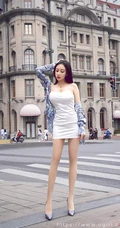 丰乳肥臀气质女生松果儿白色肩带包臀裙穿着城市街头柔美气质写真集