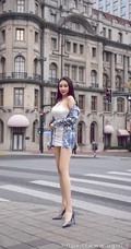 丰乳肥臀气质女生松果儿白色肩带包臀裙穿着城市街头柔美气质写真集