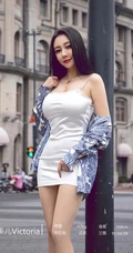 丰乳肥臀气质女生松果儿白色肩带包臀裙穿着城市街头柔美气质写真集