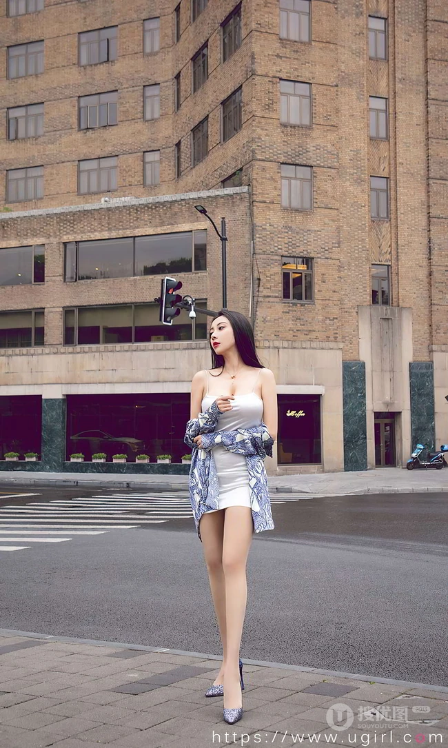 丰乳肥臀气质女生松果儿白色肩带包臀裙穿着城市街头柔美气质写真集