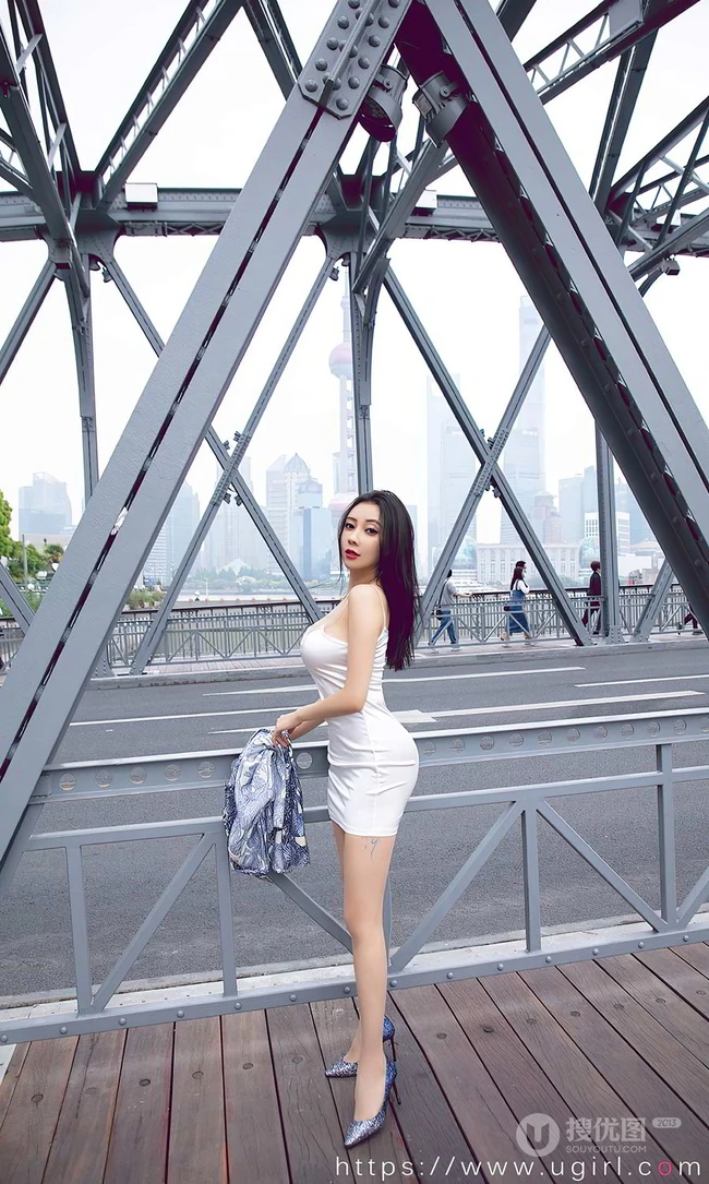 丰乳肥臀气质女生松果儿白色肩带包臀裙穿着城市街头柔美气质写真集