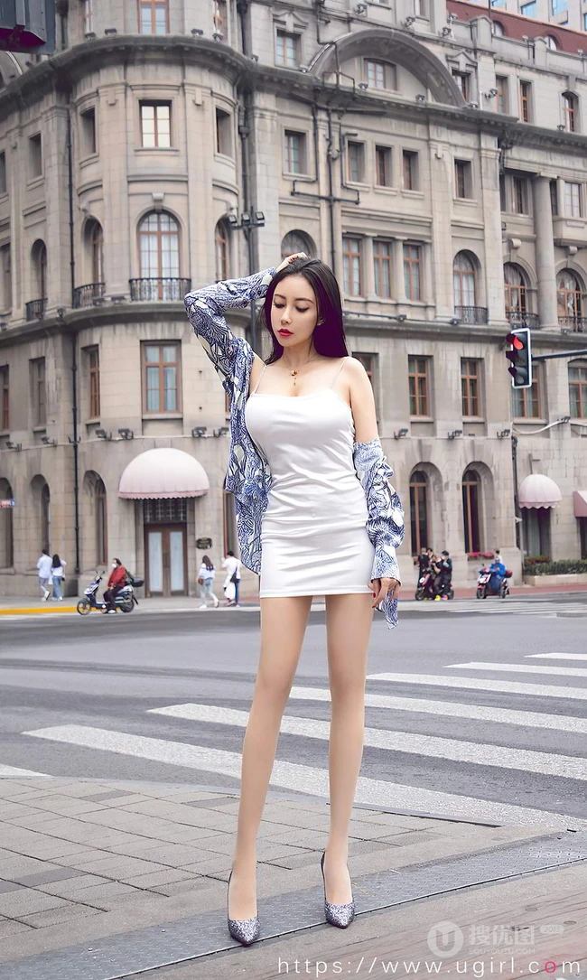 丰乳肥臀气质女生松果儿白色肩带包臀裙穿着城市街头柔美气质写真集