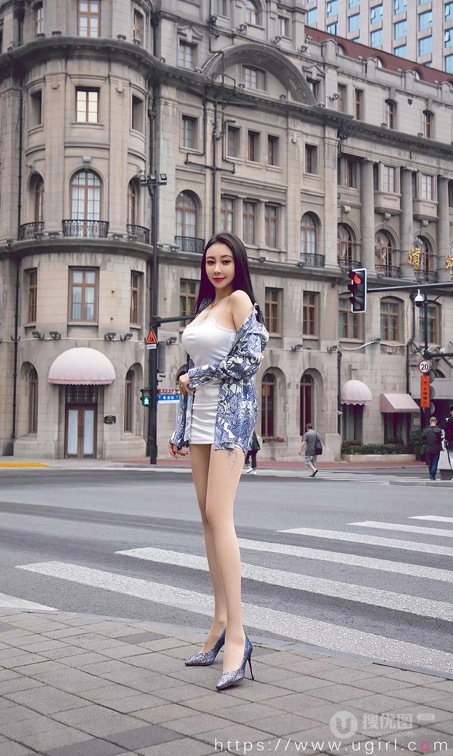 丰乳肥臀气质女生松果儿白色肩带包臀裙穿着城市街头柔美气质写真集