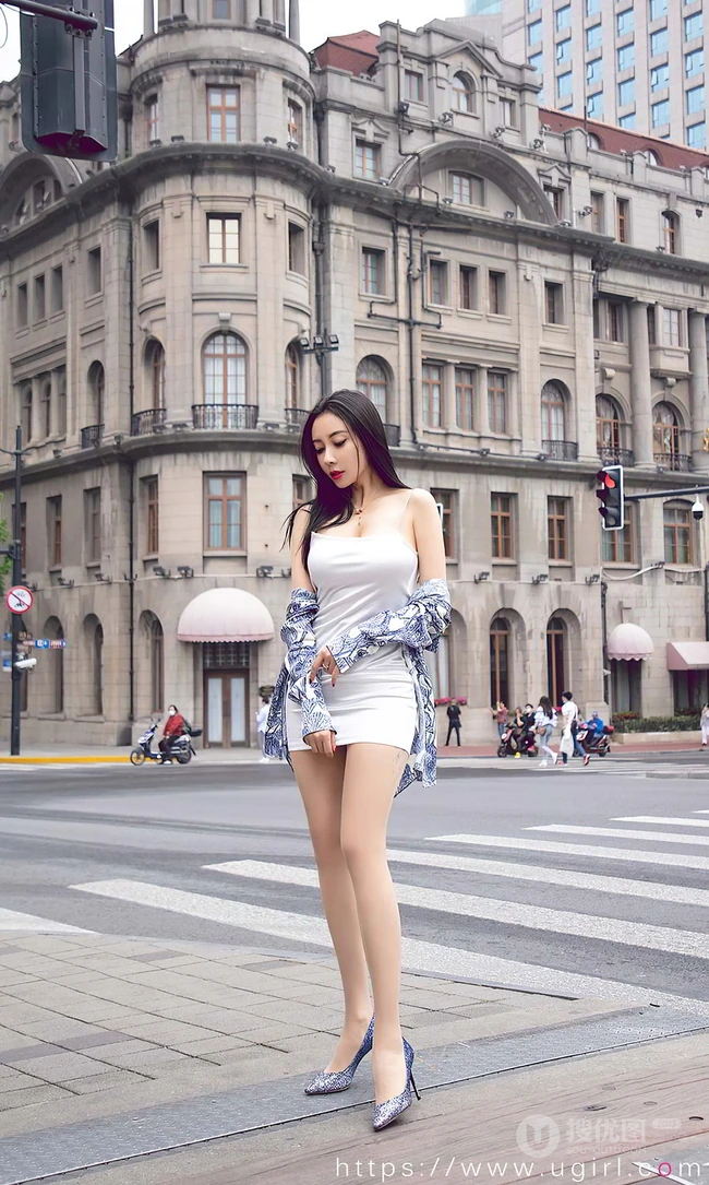 丰乳肥臀气质女生松果儿白色肩带包臀裙穿着城市街头柔美气质写真集