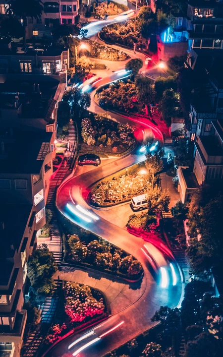 城市内超奇特的连续S弯公路的夜景灯光摄影