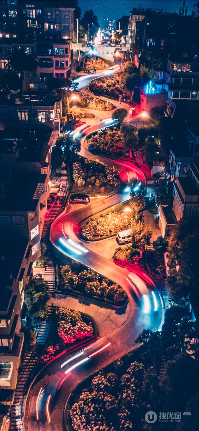 城市内超奇特的连续S弯公路的夜景灯光摄影
