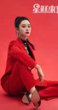 女生歌手徐艺洋黑，红，白三色不同穿搭甜美酷冷时尚写真