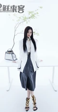 女生歌手徐艺洋黑，红，白三色不同穿搭甜美酷冷时尚写真