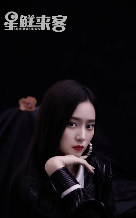 女生歌手徐艺洋黑，红，白三色不同穿搭甜美酷冷时尚写真