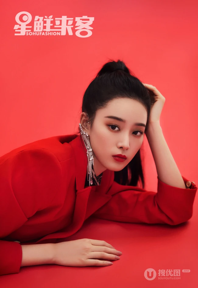 女生歌手徐艺洋黑，红，白三色不同穿搭甜美酷冷时尚写真