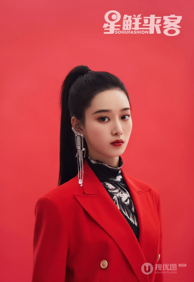 女生歌手徐艺洋黑，红，白三色不同穿搭甜美酷冷时尚写真