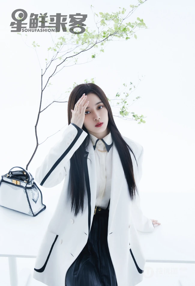 女生歌手徐艺洋黑，红，白三色不同穿搭甜美酷冷时尚写真