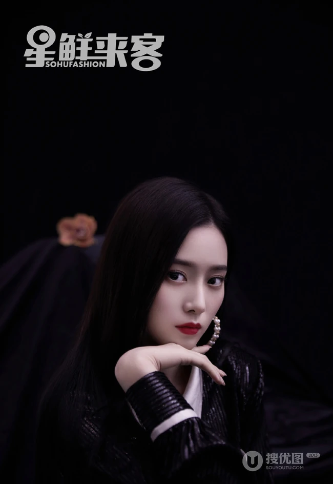 女生歌手徐艺洋黑，红，白三色不同穿搭甜美酷冷时尚写真